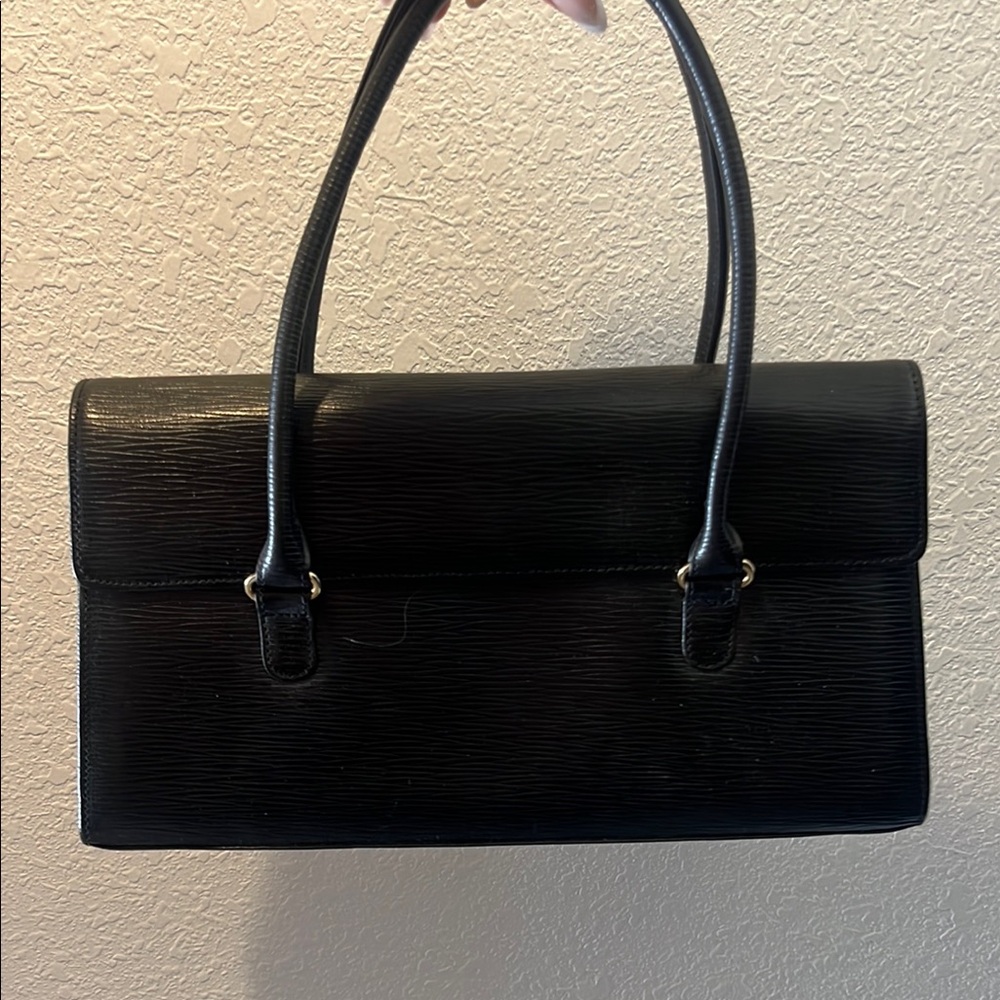 Sleek Black Leather Shoulder Bag with Structured Design